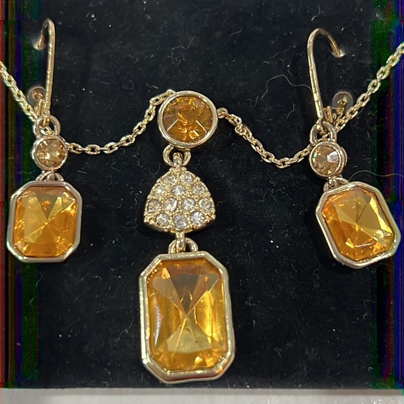 New Vintage Avon SAQ stamped necklace and earrings set - Picture 4 of 7